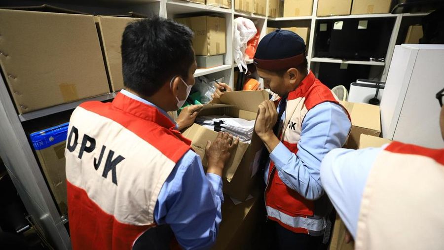 Otoritas Jasa Keuangan (OJK) melakukan penggeledahan di kantor sekuritas berinisial PT MASI yang berlokasi di Treasury Tower, kawasan Sudirman Central Business District (SCBD), Jakarta, Rabu (4/3/2026). (Dok. OJK)