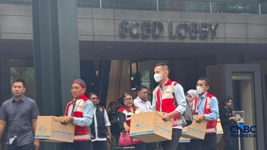 Otoritas Otoritas Jasa Keuangan (OJK) melakukan penggeledahan di kantor sekuritas berinisial PT MASI yang berlokasi di Treasury Tower, kawasan Sudirman Central Business District (SCBD), Jakarta, Rabu (4/3/2026). (CNBC Indonesia/Mentari Puspadini)