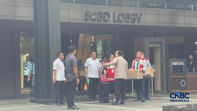 Otoritas Otoritas Jasa Keuangan (OJK) melakukan penggeledahan di kantor sekuritas berinisial PT MASI yang berlokasi di Treasury Tower, kawasan Sudirman Central Business District (SCBD), Jakarta, Rabu (4/3/2026). (CNBC Indonesia/Mentari Puspadini)