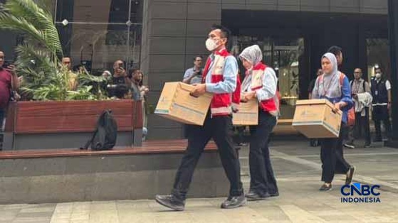 Otoritas Otoritas Jasa Keuangan (OJK) melakukan penggeledahan di kantor sekuritas berinisial PT MASI yang berlokasi di Treasury Tower, kawasan Sudirman Central Business District (SCBD), Jakarta, Rabu (4/3/2026). (CNBC Indonesia/Mentari Puspadini)