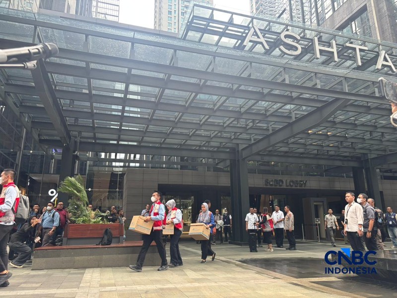 Otoritas Otoritas Jasa Keuangan (OJK) melakukan penggeledahan di kantor sekuritas berinisial PT MASI yang berlokasi di Treasury Tower, kawasan Sudirman Central Business District (SCBD), Jakarta, Rabu (4/3/2026). (CNBC Indonesia/Mentari Puspadini)