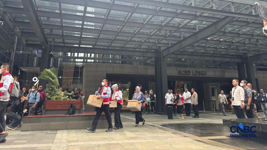 Otoritas Otoritas Jasa Keuangan (OJK) melakukan penggeledahan di kantor sekuritas berinisial PT MASI yang berlokasi di Treasury Tower, kawasan Sudirman Central Business District (SCBD), Jakarta, Rabu (4/3/2026). (CNBC Indonesia/Mentari Puspadini)
