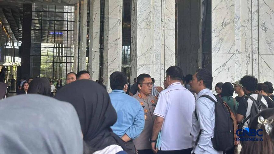 Otoritas Otoritas Jasa Keuangan (OJK) melakukan penggeledahan di kantor sekuritas berinisial PT MASI yang berlokasi di Treasury Tower, kawasan Sudirman Central Business District (SCBD), Jakarta, Rabu (4/3/2026). (CNBC Indonesia/Mentari Puspadini)