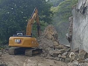 Berapa Hari Target Pembersihan Jalur Utama Trenggalek-Ponorogo Tuntas?