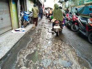 Jalan ke Stasiun Citayam Depok Rusak, Warga Minta Segera Diperbaiki