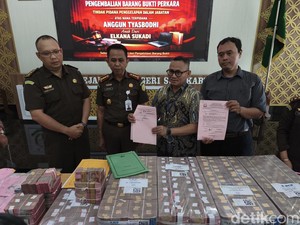 Jaksa Pamerkan Duit Rp 9,7 M yang Sempat Digondol Anggun Sopir Bank