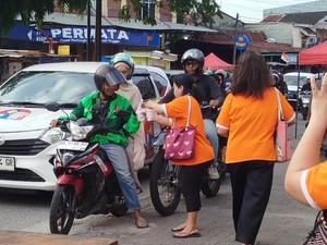 Toleransi Ramadan, Ibu-Ibu Jemaat Gereja Toraja Bagikan 200 Takjil ke Warga