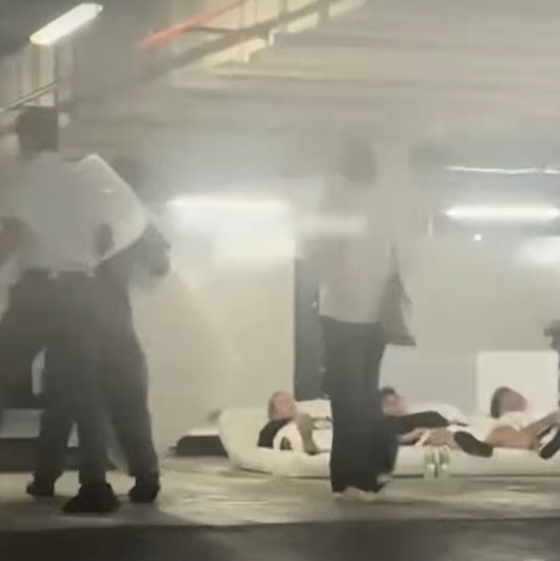 Potret tamu hotel bintang dubai terpaksa tidur di parkiran. (Tangkapan Layar Sosial Media)