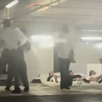 Momen Tamu Hotel Bintang 5 Dubai Tidur di Parkiran karena Rudal Iran