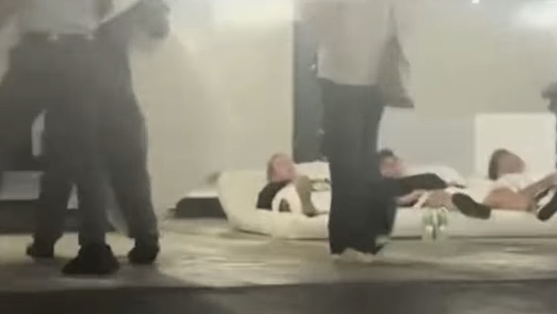 Potret tamu hotel bintang dubai terpaksa tidur di parkiran. (Tangkapan Layar Sosial Media)