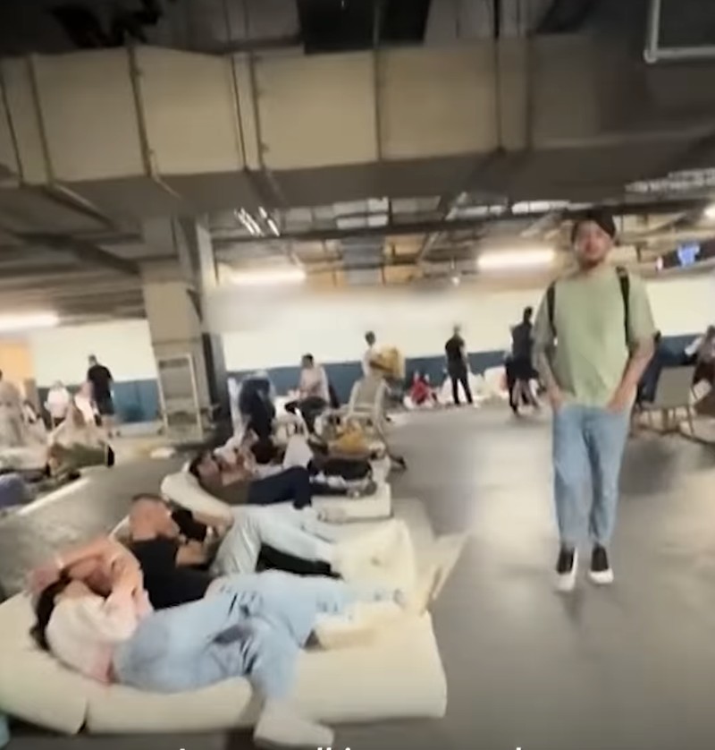 Potret tamu hotel bintang dubai terpaksa tidur di parkiran. (Tangkapan Layar Sosial Media)