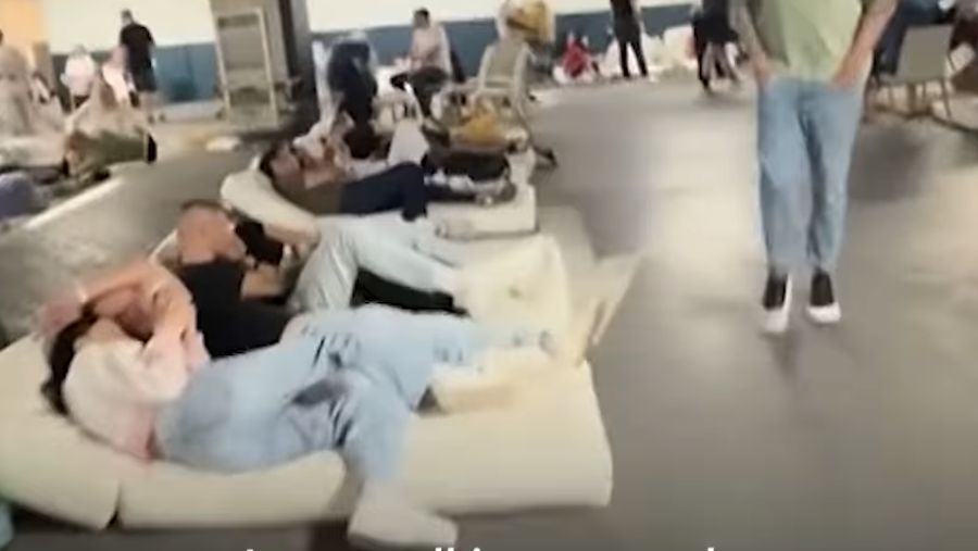 Potret tamu hotel bintang dubai terpaksa tidur di parkiran. (Tangkapan Layar Sosial Media)