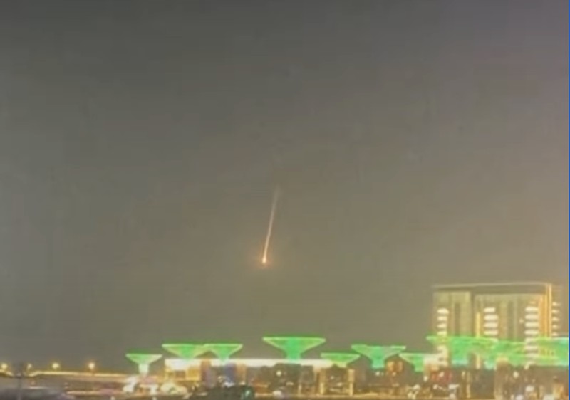 Potret tamu hotel bintang dubai terpaksa tidur di parkiran. (Tangkapan Layar Sosial Media)