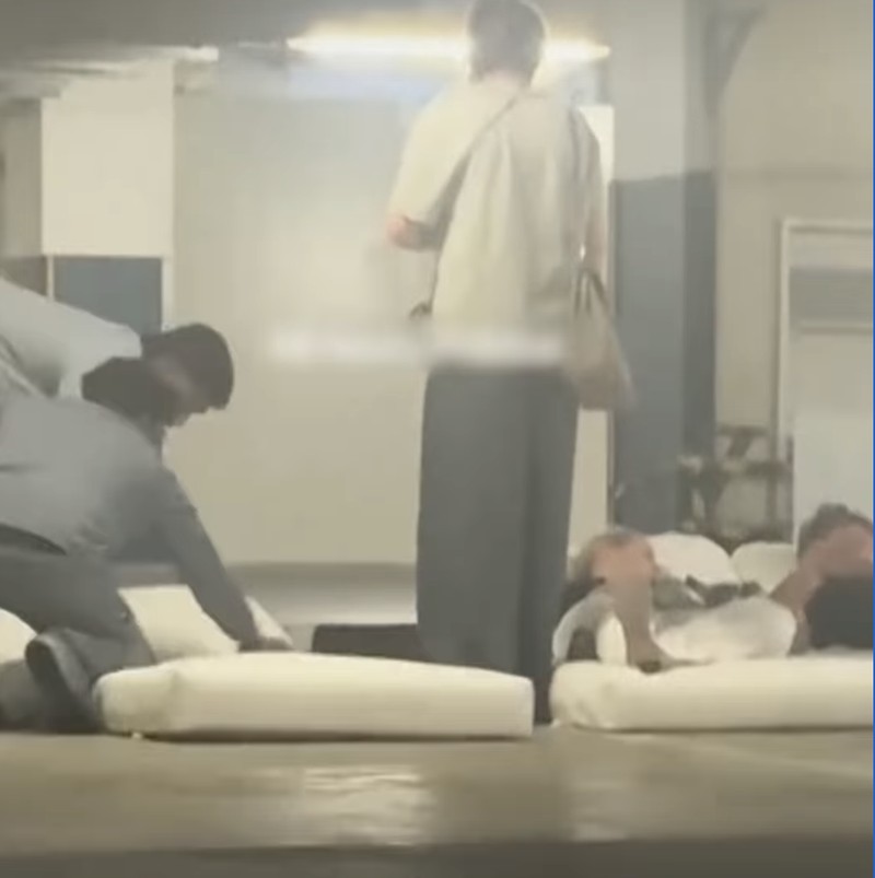 Potret tamu hotel bintang dubai terpaksa tidur di parkiran. (Tangkapan Layar Sosial Media)