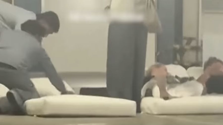 Potret tamu hotel bintang dubai terpaksa tidur di parkiran. (Tangkapan Layar Sosial Media)