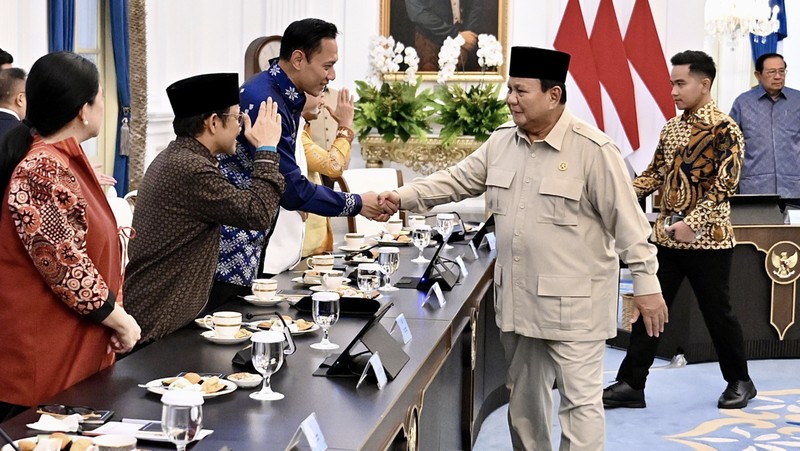 Presiden Prabowo Subianto menggelar silaturahmi dan diskusi bersama sejumlah mantan Presiden hingga Ketua Umum Parpol di Istana Merdeka, Jakarta, Selasa malam (3/3/2026). (Instagram/Prabowo)
