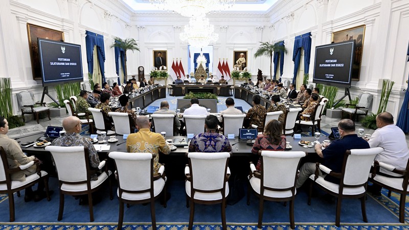 Presiden Prabowo Subianto menggelar silaturahmi dan diskusi bersama sejumlah mantan Presiden hingga Ketua Umum Parpol di Istana Merdeka, Jakarta, Selasa malam (3/3/2026). (Instagram/Prabowo)