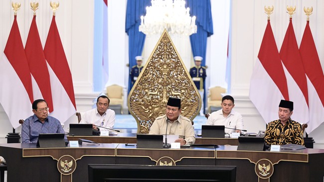 Kurangi Impor BBM, Prabowo Percepat Bangun PLTS-Konversi Motor Listrik