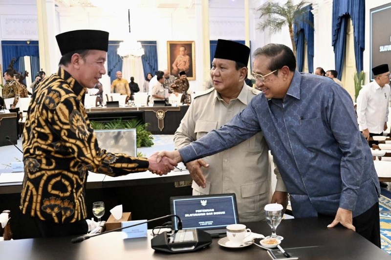 Presiden Prabowo Subianto menggelar silaturahmi dan diskusi bersama sejumlah mantan Presiden hingga Ketua Umum Parpol di Istana Merdeka, Jakarta, Selasa malam (3/3/2026). (Instagram/Prabowo)