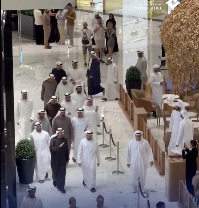 Presiden UEA dan Putra Mahkota Dubai difoto di Dubai Mall pada 2 Maret. (Tangkapan Layar X/ Dubai Media Office)