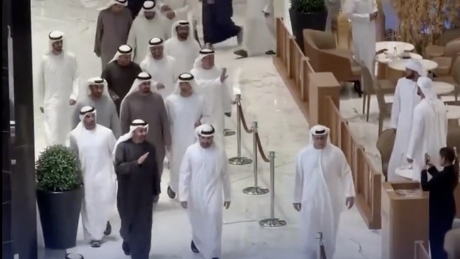 Gaya Raja-Raja Arab 'Turun' Ngemall, Tenangkan Warga di Tengah Perang