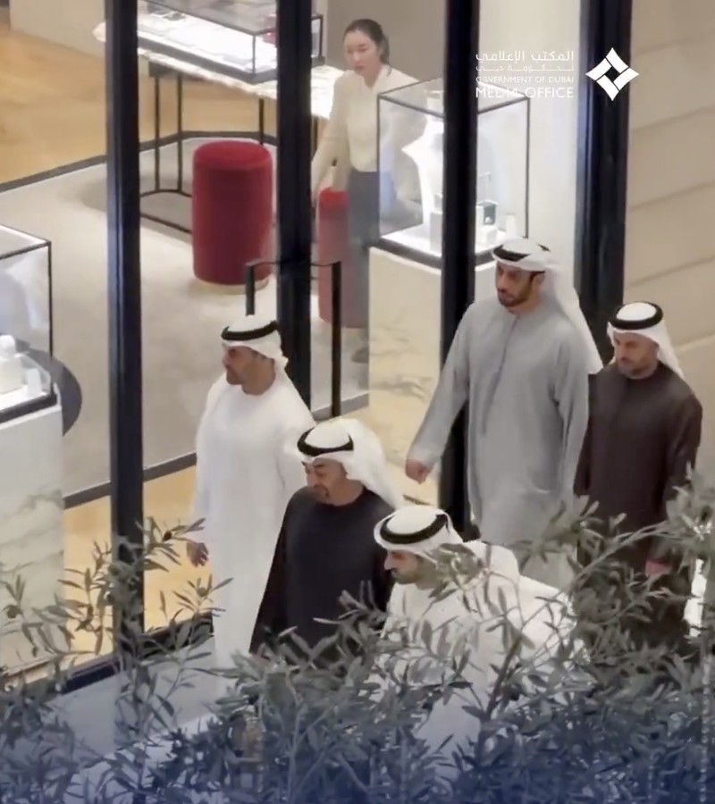 Presiden UEA dan Putra Mahkota Dubai difoto di Dubai Mall pada 2 Maret. (Tangkapan Layar X/ Dubai Media Office)