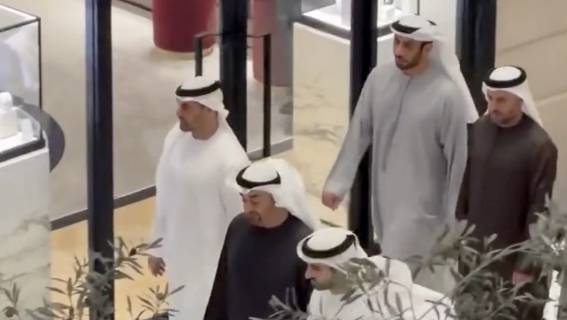 Presiden UEA dan Putra Mahkota Dubai difoto di Dubai Mall pada 2 Maret. (Tangkapan Layar X/ Dubai Media Office)