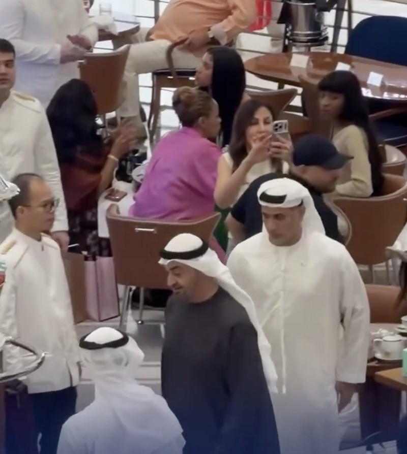 Presiden UEA dan Putra Mahkota Dubai difoto di Dubai Mall pada 2 Maret. (Tangkapan Layar X/ Dubai Media Office)