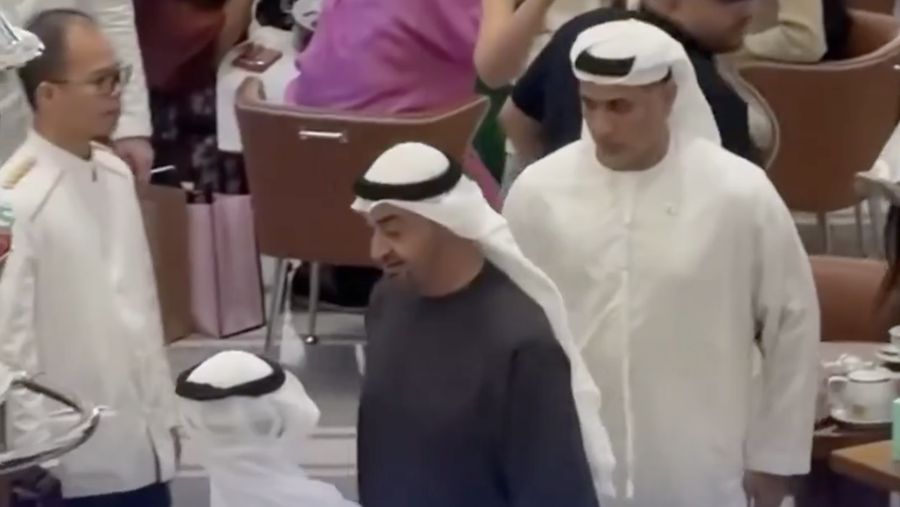 Presiden UEA dan Putra Mahkota Dubai difoto di Dubai Mall pada 2 Maret. (Tangkapan Layar X/ Dubai Media Office)