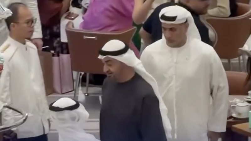 Presiden UEA dan Putra Mahkota Dubai difoto di Dubai Mall pada 2 Maret. (Tangkapan Layar X/ Dubai Media Office)