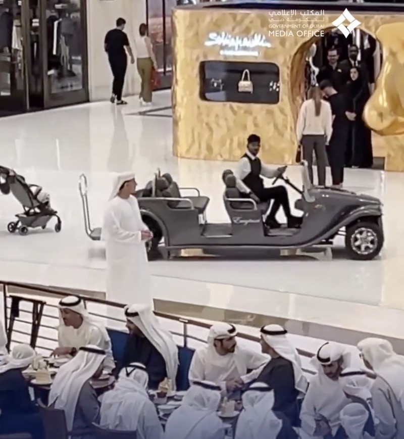 Presiden UEA dan Putra Mahkota Dubai difoto di Dubai Mall pada 2 Maret. (Tangkapan Layar X/ Dubai Media Office)