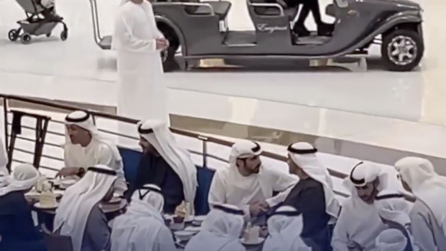 Presiden UEA dan Putra Mahkota Dubai difoto di Dubai Mall pada 2 Maret. (Tangkapan Layar X/ Dubai Media Office)