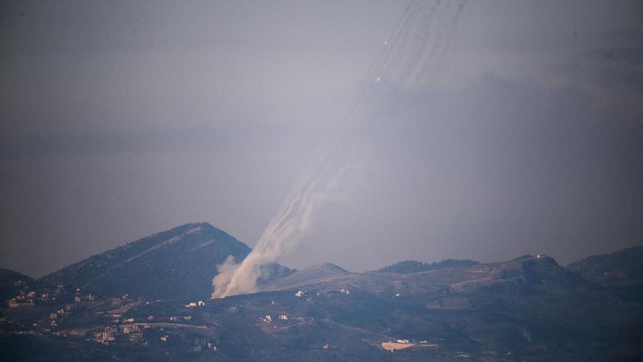 Roket-roket diluncurkan dari Lebanon menuju Israel seperti yang terlihat dari sisi perbatasan Israel dengan Lebanon, menyusul eskalasi antara Hizbullah dan Israel di tengah konflik AS-Israel dengan Iran, 3 Maret 2026. (REUTERS/Gil Eliyahu)