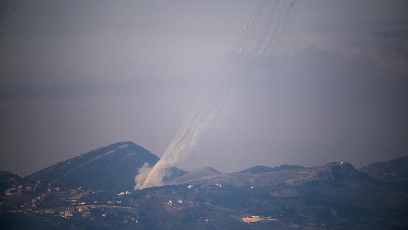 Roket-roket diluncurkan dari Lebanon menuju Israel seperti yang terlihat dari sisi perbatasan Israel dengan Lebanon, menyusul eskalasi antara Hizbullah dan Israel di tengah konflik AS-Israel dengan Iran, 3 Maret 2026. (REUTERS/Gil Eliyahu)