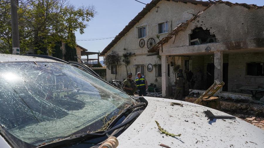 Roket-roket diluncurkan dari Lebanon menuju Israel seperti yang terlihat dari sisi perbatasan Israel dengan Lebanon, menyusul eskalasi antara Hizbullah dan Israel di tengah konflik AS-Israel dengan Iran, 3 Maret 2026. (REUTERS/Gil Eliyahu)