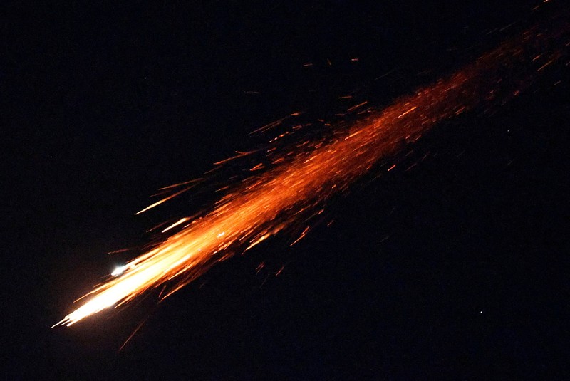 Roket-roket diluncurkan dari Lebanon menuju Israel seperti yang terlihat dari sisi perbatasan Israel dengan Lebanon, menyusul eskalasi antara Hizbullah dan Israel di tengah konflik AS-Israel dengan Iran, 3 Maret 2026. (REUTERS/Gil Eliyahu)