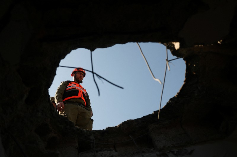 Roket-roket diluncurkan dari Lebanon menuju Israel seperti yang terlihat dari sisi perbatasan Israel dengan Lebanon, menyusul eskalasi antara Hizbullah dan Israel di tengah konflik AS-Israel dengan Iran, 3 Maret 2026. (REUTERS/Gil Eliyahu)