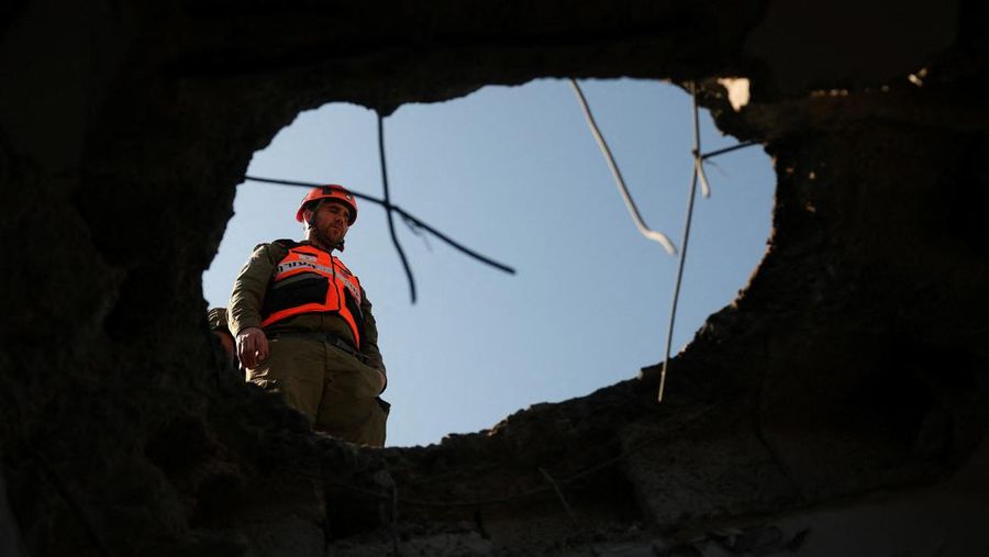 Roket-roket diluncurkan dari Lebanon menuju Israel seperti yang terlihat dari sisi perbatasan Israel dengan Lebanon, menyusul eskalasi antara Hizbullah dan Israel di tengah konflik AS-Israel dengan Iran, 3 Maret 2026. (REUTERS/Gil Eliyahu)