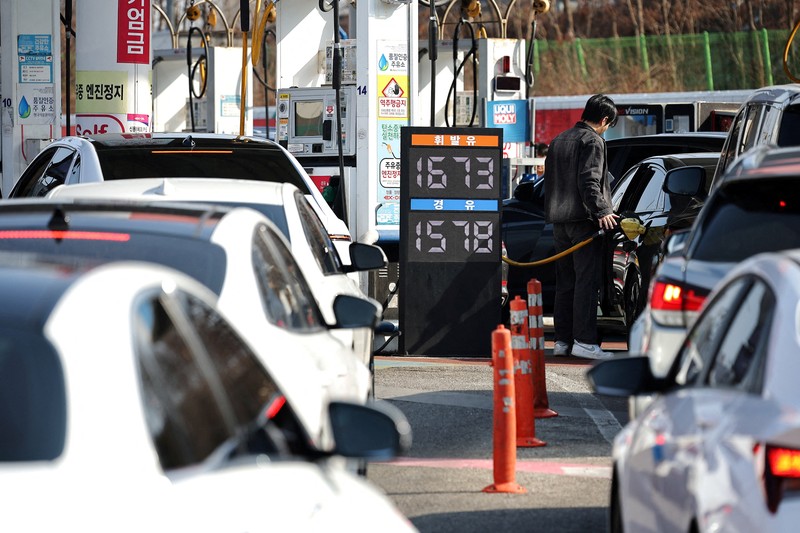 Orang-orang mengisi bahan bakar mobil mereka di sebuah SPBU di Seoul, Korea Selatan, 4 Maret 2026. (REUTERS/Kim Hong-Ji)