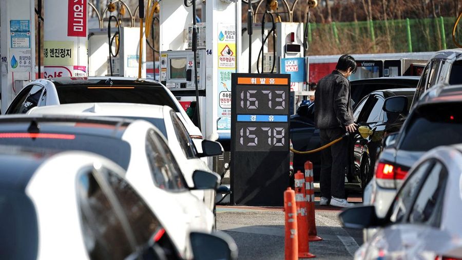 Orang-orang mengisi bahan bakar mobil mereka di sebuah SPBU di Seoul, Korea Selatan, 4 Maret 2026. (REUTERS/Kim Hong-Ji)
