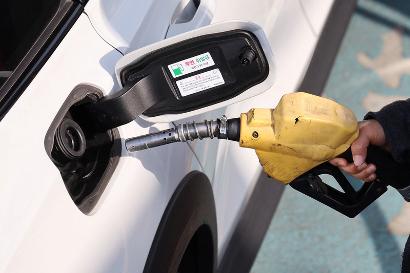 Orang-orang mengisi bahan bakar mobil mereka di sebuah SPBU di Seoul, Korea Selatan, 4 Maret 2026. (REUTERS/Kim Hong-Ji)