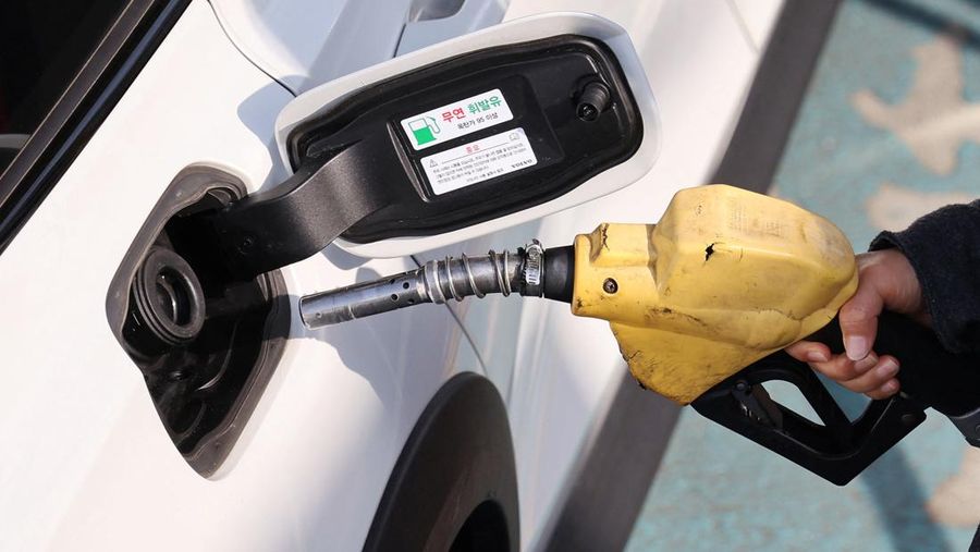 Orang-orang mengisi bahan bakar mobil mereka di sebuah SPBU di Seoul, Korea Selatan, 4 Maret 2026. (REUTERS/Kim Hong-Ji)