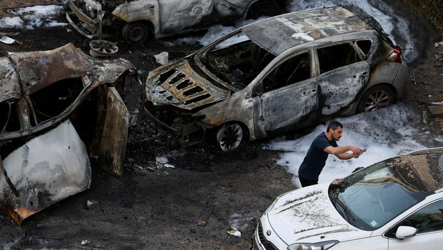 Roket-roket diluncurkan dari Lebanon menuju Israel seperti yang terlihat dari sisi perbatasan Israel dengan Lebanon, menyusul eskalasi antara Hizbullah dan Israel di tengah konflik AS-Israel dengan Iran, 3 Maret 2026. (REUTERS/Gil Eliyahu)