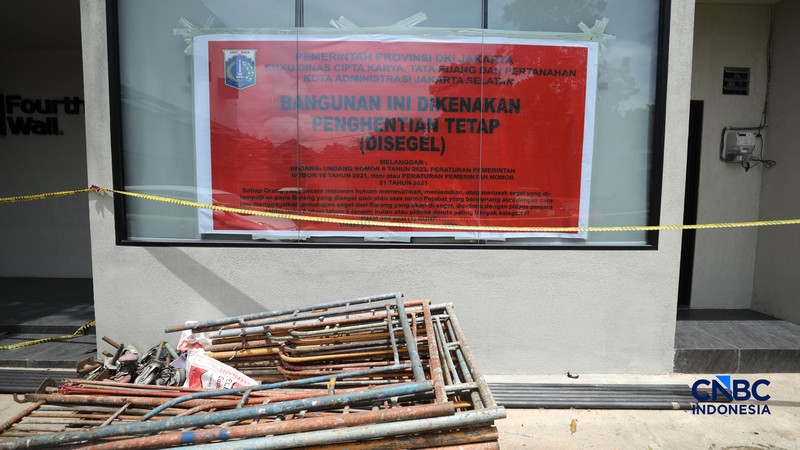 Suasana  lapangan padel Fourthwall Padel di Jalan Haji Nawi Raya, Cilandak, Jakarta disegel oleh Pemkot Jaksel, Rabu (4/3/2026). (CNBC Indonesia/Tri Susilo)