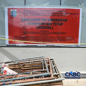 Izin Tak Lengkap, Pemkot Jaksel Segel Lapangan Padel di Permukiman Ini