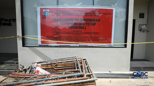 Izin Tak Lengkap, Pemkot Jaksel Segel Lapangan Padel di Permukiman Ini