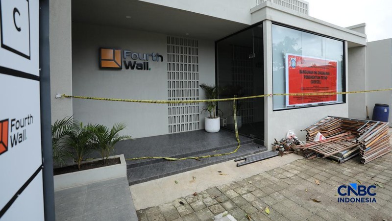 Suasana  lapangan padel Fourthwall Padel di Jalan Haji Nawi Raya, Cilandak, Jakarta disegel oleh Pemkot Jaksel, Rabu (4/3/2026). (CNBC Indonesia/Tri Susilo)