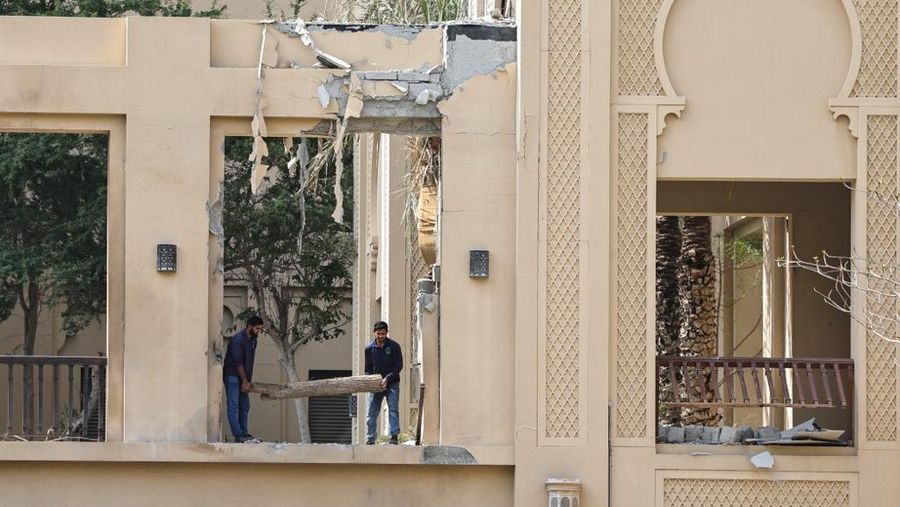 Potret tamu hotel bintang dubai terpaksa tidur di parkiran. (Tangkapan Layar Sosial Media)