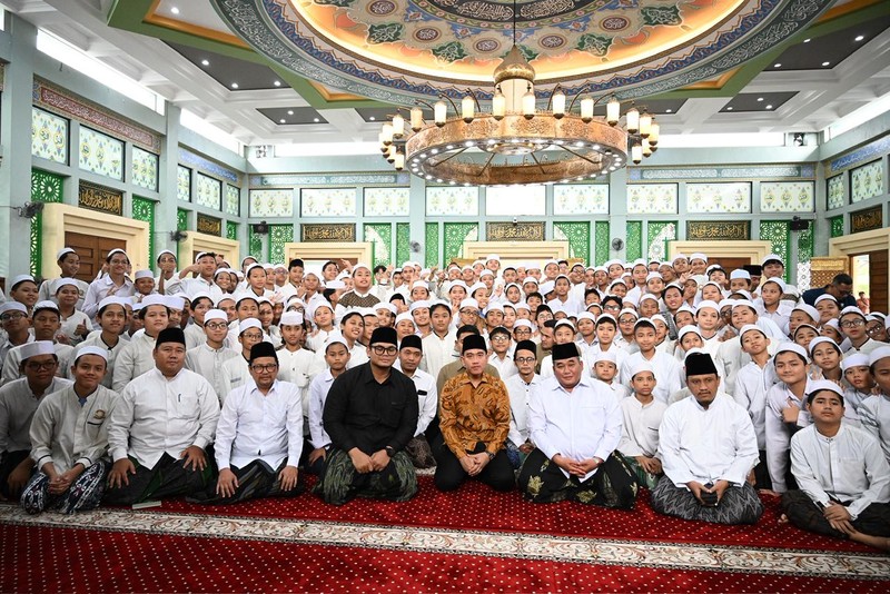 Wakil Presiden (Wapres) Gibran Rakabuming mengunjungi Pesantren Al Hamid di Cilangkap, Cipayung, Jakarta Timur, Selasa (03/03/2026), dalam rangkaian Safari Ramadan. (Foto Setwapres RI)