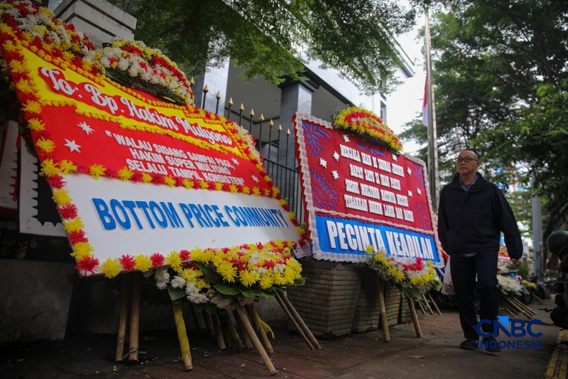 Warga berjalan di dekat deretan karangan bunga dukungan untuk Hakim anggota Mulyono di depan Pengadilan Tipikor, Jakarta, Rabu (4/3/2026). (CNBC Indonesia/Faisal Rahman)